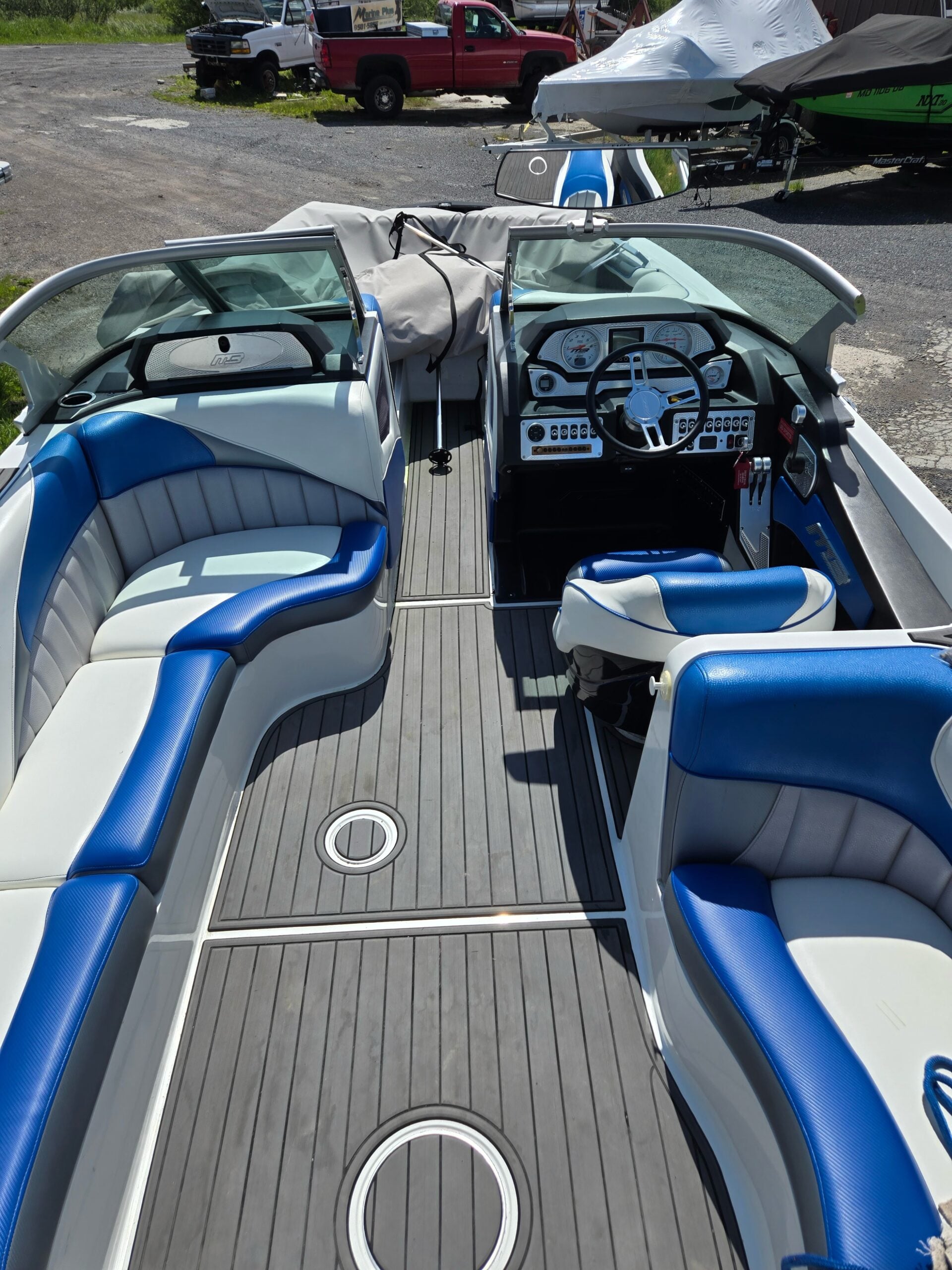 F24 Tomcat Surf Boat cockpit